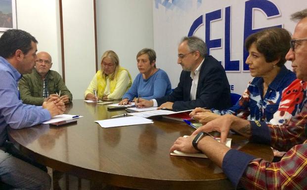 El candidato del PSOE, Olegario Ramón (C) con miembros de su candidatura durante la reunión con el presidente de Fele-Bierzo, Javier Morán.