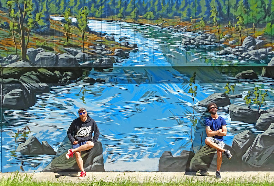 Los artistas urbanos MÜS y Asier Vera recrean el paisaje de Folgoso de la Ribera en un trampantojo