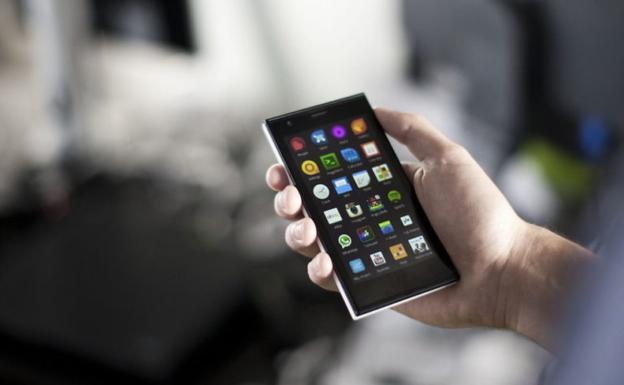 Camponaraya enseña a sus mayores a manejar 'smartphones' en el taller de iniciación a móviles