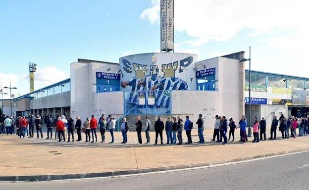 El Toralín registra largas colas de aficionados para sacar una entrada del Ponferradina-Cartagena