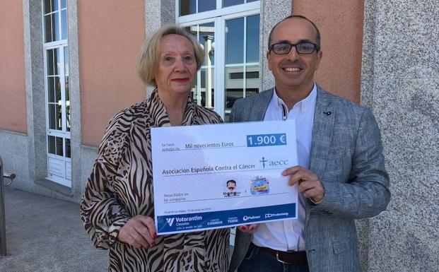 Cementos Cosmos dona 1.900 euros recaudados en dos campañas solidarias a la Aecc del Bierzo