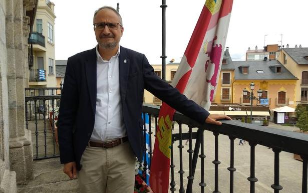 El alcalde de Ponferrada, Olegario Ramón, en el balcón del Ayuntamiento./CARMEN RAMOS