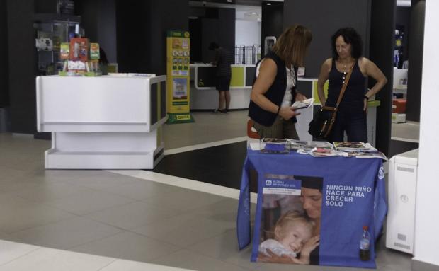 La oficina principal de Correos en Ponferrada acoge la campaña 'Un hogar para cada niño' de Aldeas Infantiles SOS