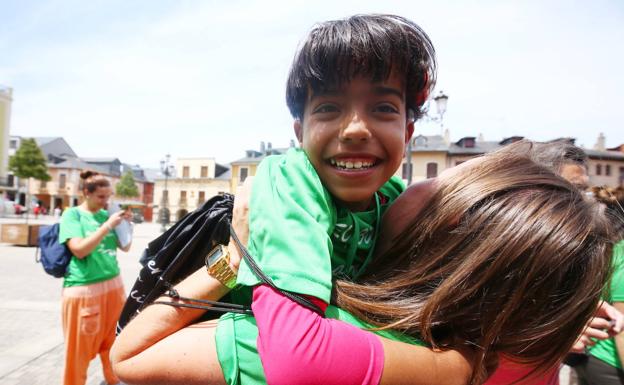 Cinco niñas y once niños saharauis ponen «una pincelada de color en cada pueblo» del Bierzo con el programa 'Vacaciones en Paz'