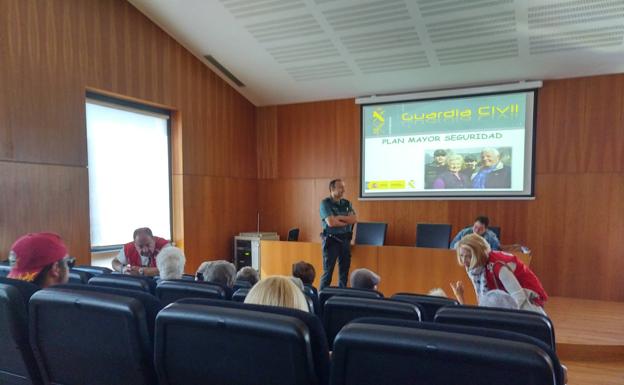 Cruz Roja Bembibre y Guardia Civil informan a los mayores para prevenir timos y engaños