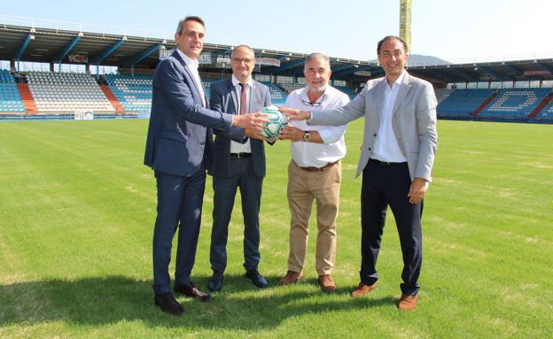 La Liga entrega un balón oficial al alcalde como bienvenida de Ponferrada a la lista de ciudades con equipo en Segunda División
