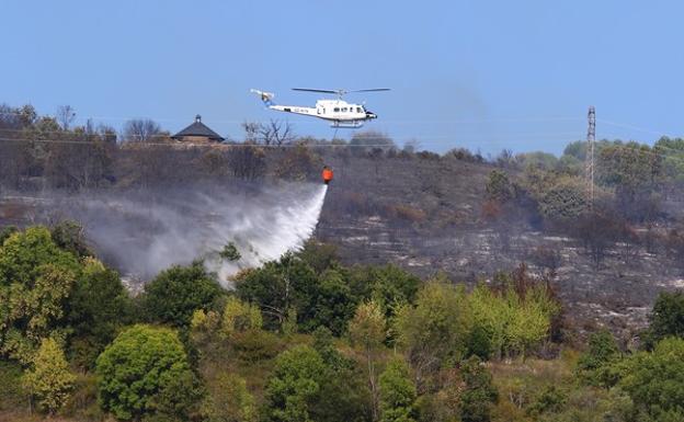Controlado el incendio intencionado declarado ayer en los montes del municipio berciano de Toreno