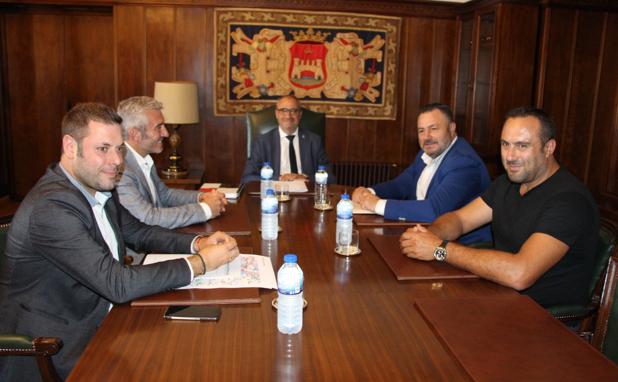 Diputación estudia construir un viaducto para dar solución al acceso a Peñalba y anuncia mejoras en internet en los pueblos