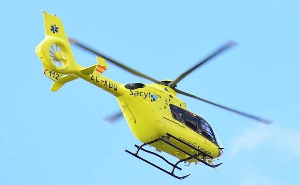 Trasladada en helicóptero a León a una mujer que sufrió un atropello en la calle Canal de Camponaraya