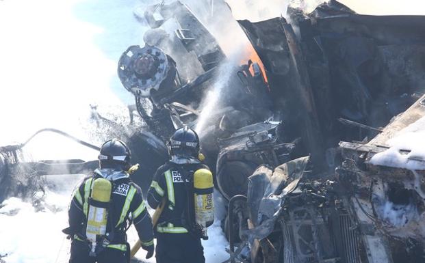 Fallece el conductor de un camión que se incendió tras volcar en la A-6 a la altura de Ponferrada