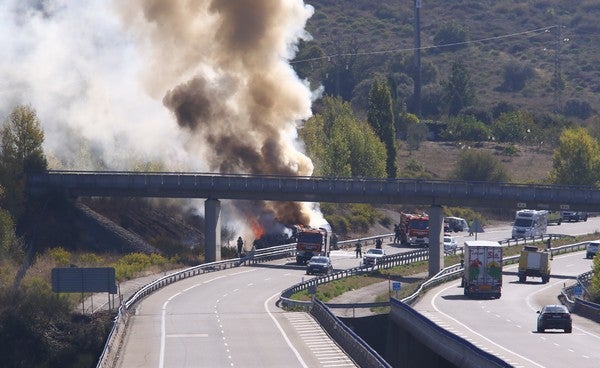 Accidente entre un camión y un turismo en la autovía A6 en Ponferrada
