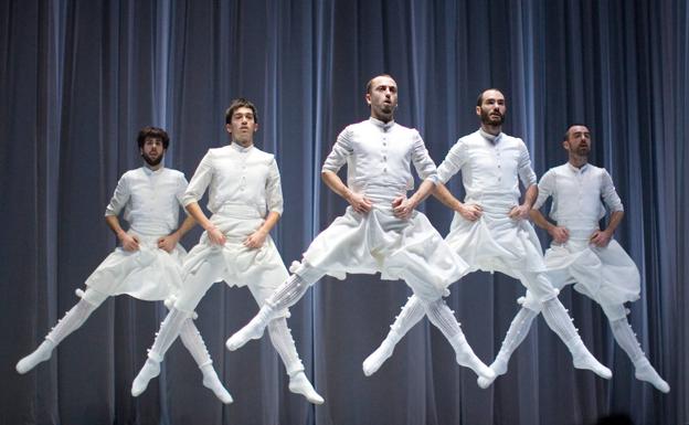 Kukai Dantza presenta en el Bergidum 'Oskara' una propuesta que navega entre la raíz más popular y la expresión más vanguardista