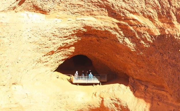 El consejero de Cultura, Javier Ortega, expresa su deseo de convertir Las Médulas en un referente turístico