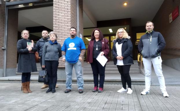 La PAH Bierzo protesta ante los juzgados contra la sentencia del TS que anula las ejecuciones con cláusula de vencimiento anticipado