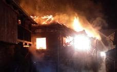 Un incendio en el corazón de Peñalba de Santiago arrasa con cuatro viviendas del 'pueblo más bonito'
