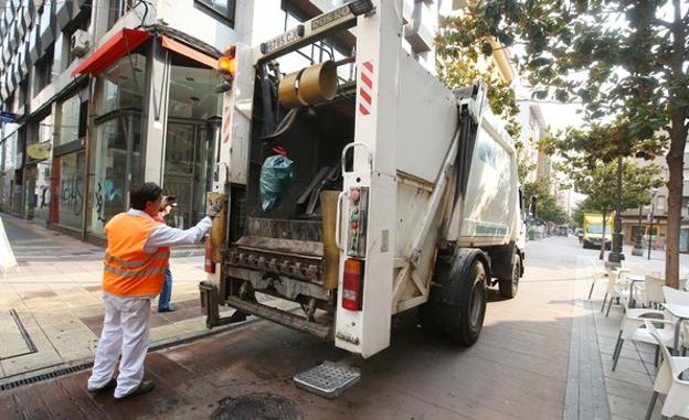 La CGT advierte del «colapso» en la recogida de basura de Ponferrada tras la avería del último camión adquirido por el Ayuntamiento