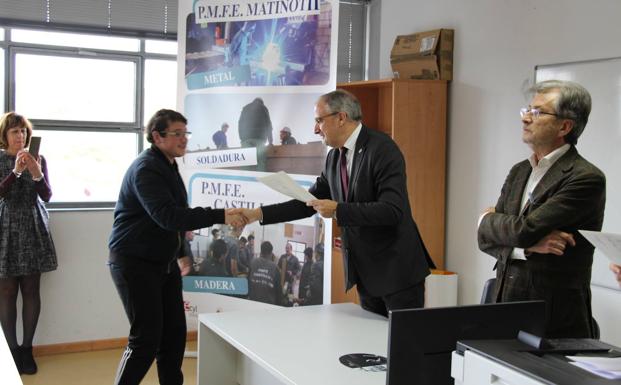 El alcalde de Ponferrada, Olegario Ramón, entrega los diplomas a los participantes en los talleres de empleo./