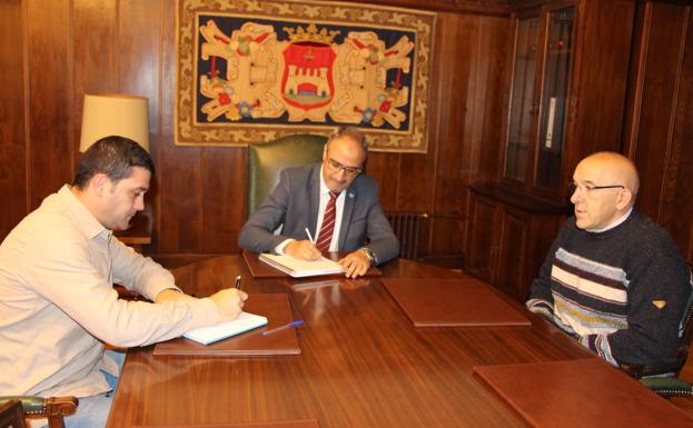 Ramón insiste en mantener las 134 plazas de la ORA en la Rosaleda y los vecinos denuncian la «imposición total» del tripartito