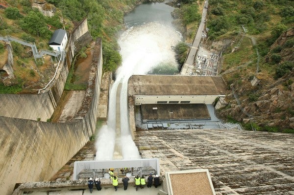 Confederación Miño-Sil invierte 375.000 euros en sustituir los mecanismos de desagüe de la presa de Bárcena