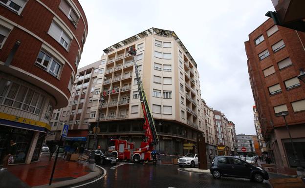 Los Bomberos de Ponferrada intervienen en una caída de cascotes en un edificio del centro de la ciudad