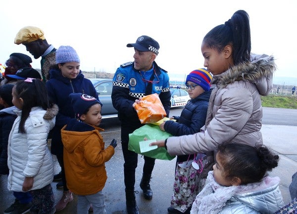 Entrega de juguetes recogidos por la Policía Municipal de Ponferrada