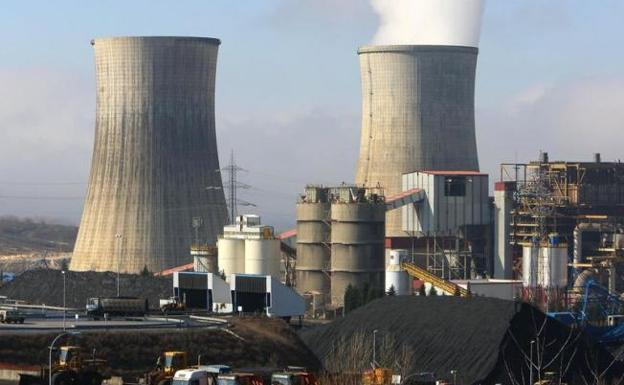 Endesa asegura que solo 5 trabajadores son de fuera porque en la comarca «no se encontraba el perfil requerido»