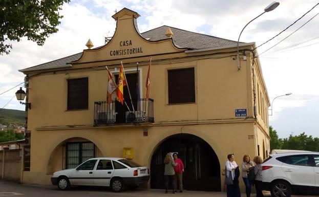 Los vecinos de Villaverde de los Cestos se concentran este miércoles para pedir el arreglo de la calle del consultorio médico