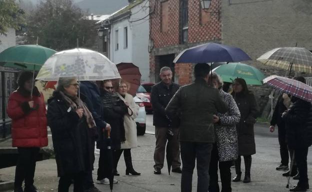 Los vecinos de Villaverde de los Cestos reclaman el arreglo de la calle en la que se ubica el consultorio médico