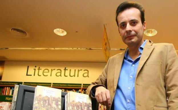 El periodista y escritor berciano Carlos Fidalgo gana el premio Letras del Mediterráneo con su novela histórica 'Stuka'