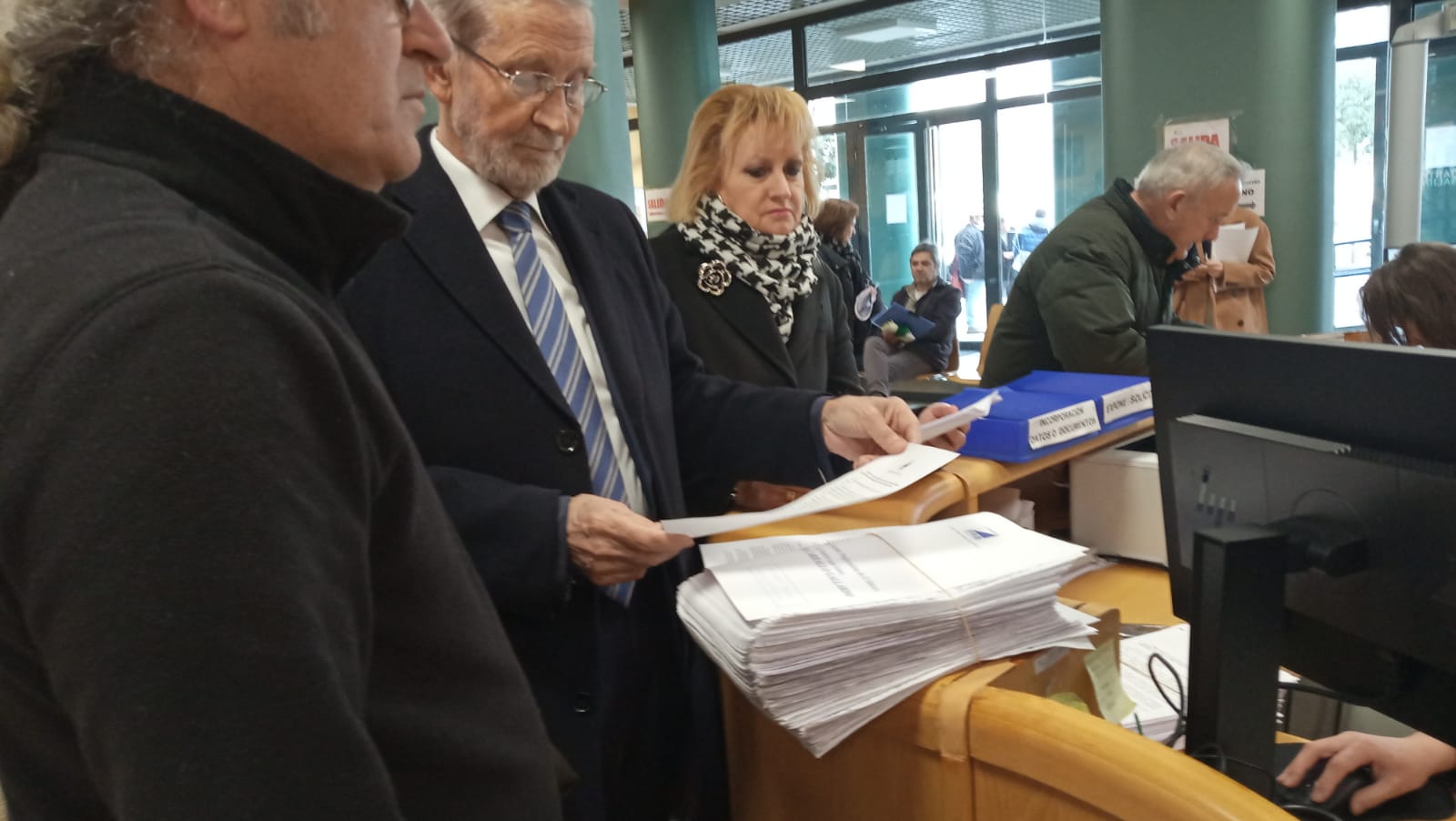 El PRB presenta 9.358 firmas en la Junta para exigir unidad de radioterapia para el Hospital del Bierzo