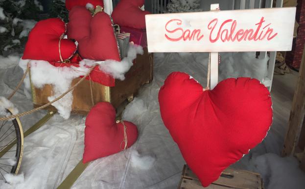 Los comerciantes de La Puebla visten la calle para San Valentín