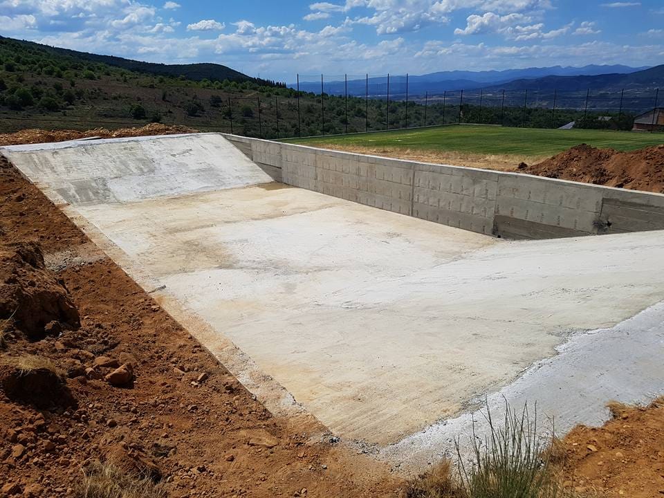 El PP de Castropodame critica al Ayuntamiento por «hacer la vista gorda» en las obras de una balsa en Turienzo Castañero