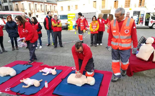 Los voluntarios de Cruz Roja Ponferrada salen a la calle para dar a conocer su labor