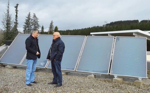 Asprona Bierzo ahorrará más de 110.000 euros en 20 años con la instalación de 50 paneles solares en sus instalaciones del barrio de Compostilla