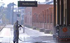 Más de una treintena de efectivos de la UME desinfectan el entorno de residencias y centros de salud de Ponferrada