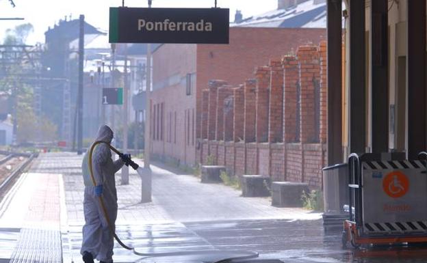 Más de una treintena de efectivos de la UME desinfectan el entorno de residencias y centros de salud de Ponferrada