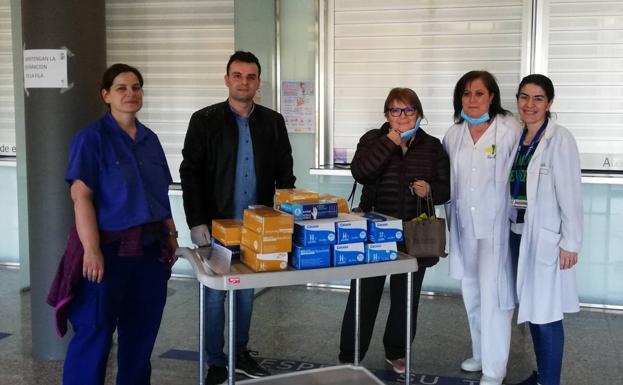 Donan al Hospital El Bierzo 1.200 pares de guantes