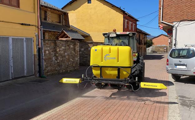 Páramo del Sil desinfecta sus calles con un equipo acoplado al tractor municipal