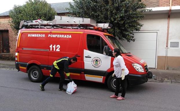 Los Bomberos de Ponferrada reparten en centros sanitarios cerca de 700 pantallas de protección fabricadas por más de 40 'makers' del Bierzo