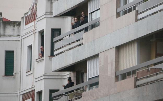 Ni el frío ni la lluvia apaga los aplausos desde los balcones de #leonesp