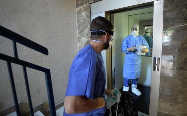 Toral de los Vados comienza la fabricación de batas para los sanitarios del Hospital del Bierzo