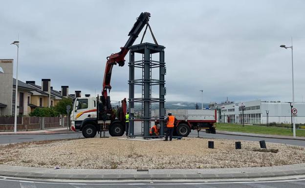 Ponferrada cierra al tráfico un carril de la glorieta del PIB por las obras de colocación de un monolito