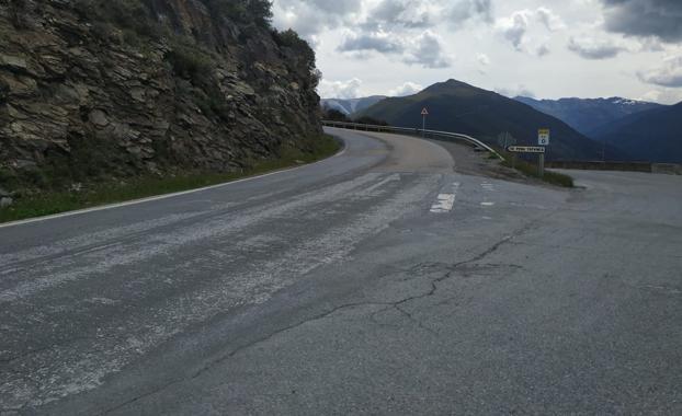 Licitadas por más de un millón de euros las obras de mejora de dos carreteras de acceso desde El Bierzo a las canteras de pizarra de Valdeorras