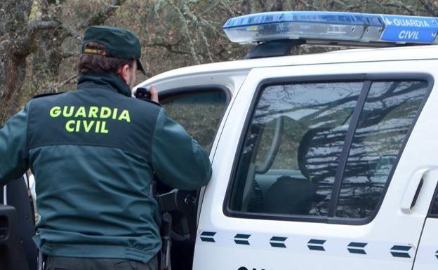 La Guardia Civil detiene a una persona por amenazar con un cuchillo a una mujer en Bembibre y escupir a un agente