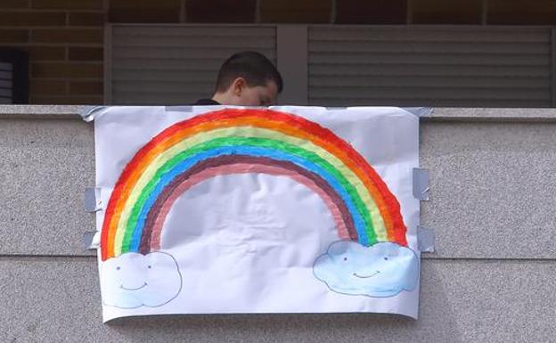 Toreno propone «llenar de color» las marquesinas informativas del municipio con arcoiris dibujados por los niños