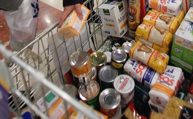 Bembibre inicia una recogida solidaria de alimentos en los supermercados a favor de Cruz Roja y Cáritas