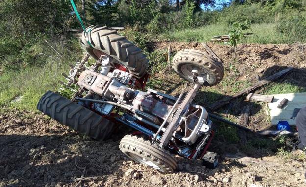 Fallece el agricultor que quedó atrapado tras volcar su tractor en el barrio de Arriba de Cabañas Raras