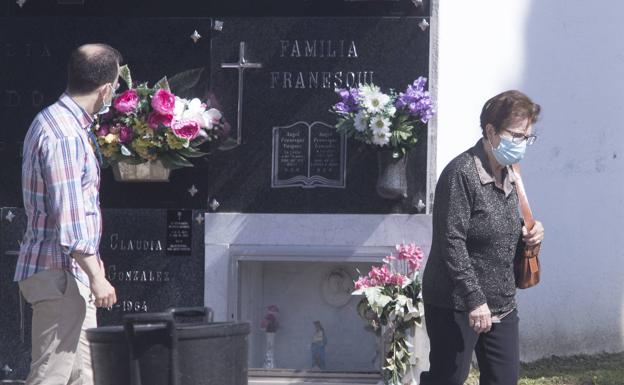 El cementerio de Ponferrada acoge los primeros entierros tras la recuperación de las visitas al camposanto