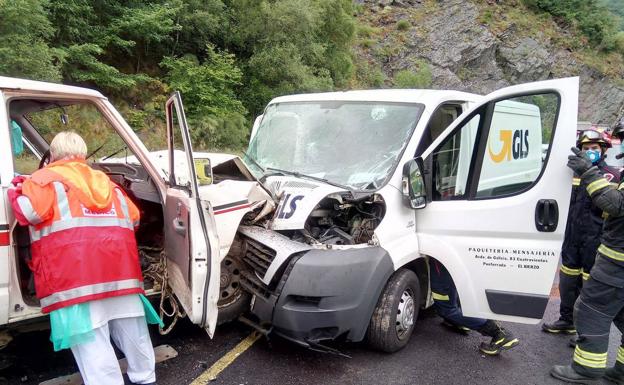 Tres heridos en la colisión entre un todoterreno y una furgoneta en Palacios del Sil