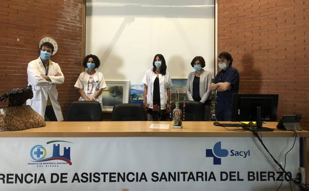 El Hospital El Bierzo expone las obras donadas por la asociación de pintores de la comarca
